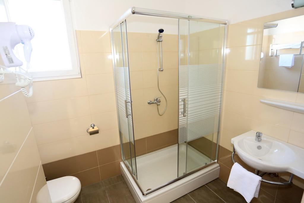 House Natali 70M From The Beach - Free Ev Top Up Rtina Exterior foto