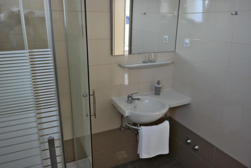 House Natali 70M From The Beach - Free Ev Top Up Rtina Exterior foto