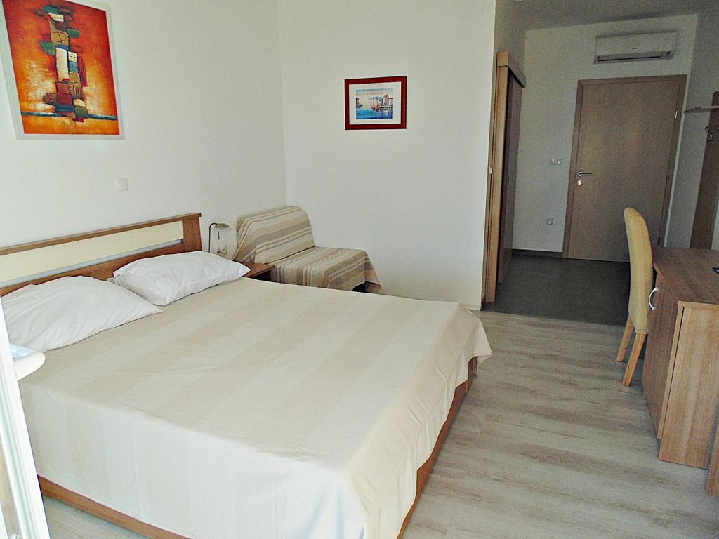 House Natali 70M From The Beach - Free Ev Top Up Rtina Exterior foto