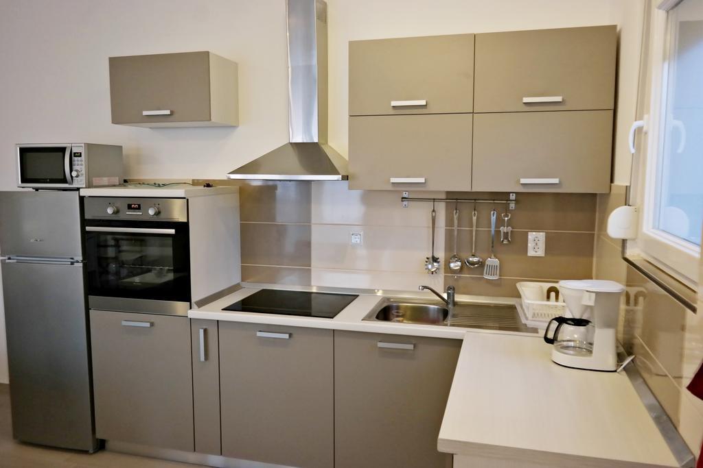 House Natali 70M From The Beach - Free Ev Top Up Rtina Exterior foto