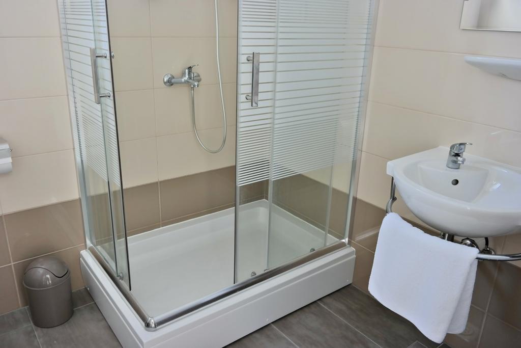 House Natali 70M From The Beach - Free Ev Top Up Rtina Exterior foto