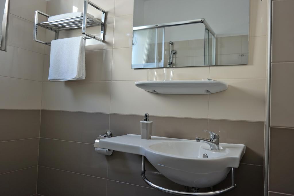 House Natali 70M From The Beach - Free Ev Top Up Rtina Exterior foto