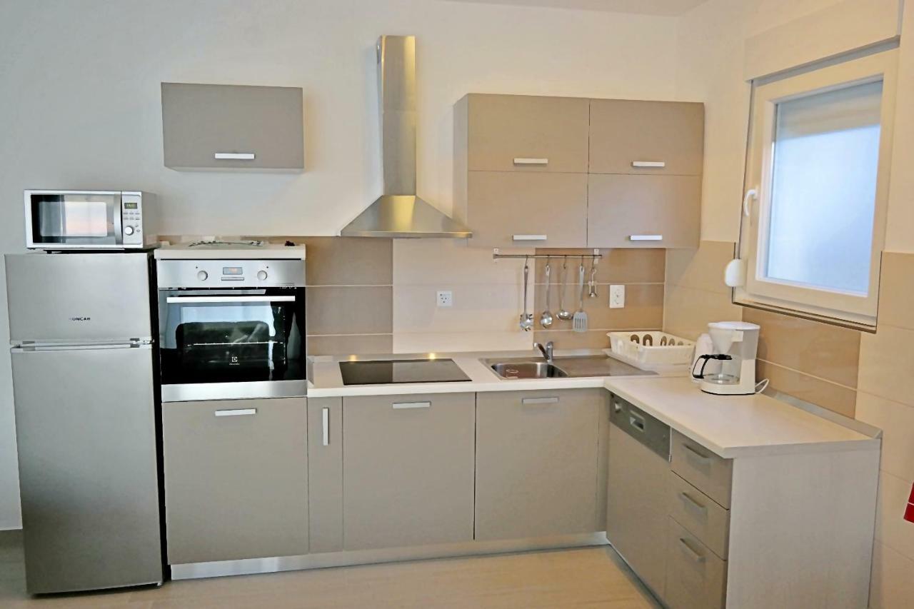 House Natali 70M From The Beach - Free Ev Top Up Rtina Exterior foto