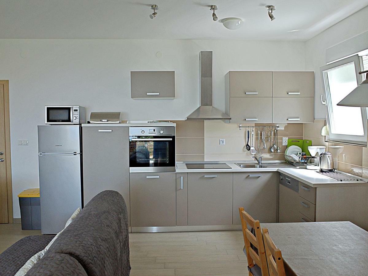 House Natali 70M From The Beach - Free Ev Top Up Rtina Exterior foto